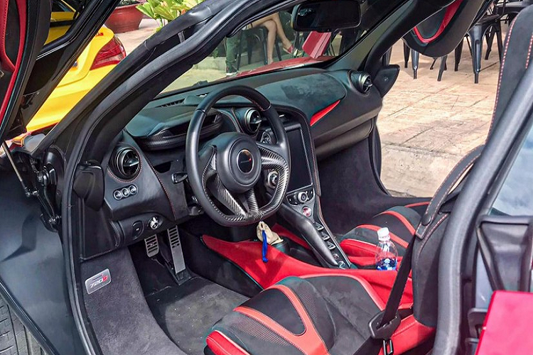 Ngoại thất chiếc siêu xe McLaren 720S độc nhất tại Đồng Nai có màu sơn đỏ Memphis, ngoài ra là nhiều chi tiết carbon ở ngoại hình. Bên trong khoang lái xe có nội thất 2 màu là đỏ-đen cùng với đó là hàng loạt các điểm nhấn bằng carbon. Bảng giá siêu xe tại Việt Nam dành cho dòng xe McLaren 720S sẽ tuỳ thuộc vào thời điểm cũng như trang bị của xe mà có mức giá bán dao động từ 19 tỷ đồng cho đến 23 tỷ đồng nếu xe ra biển trắng.