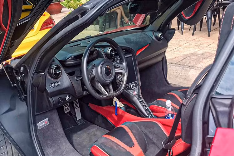 Ngoại thất chiếc siêu xe McLaren 720S độc nhất tại Đồng Nai có màu sơn đỏ Memphis, ngoài ra là nhiều chi tiết carbon ở ngoại hình. Bên trong khoang lái xe có nội thất 2 màu là đỏ-đen cùng với đó là hàng loạt các điểm nhấn bằng carbon. Bảng giá siêu xe tại Việt Nam dành cho dòng xe McLaren 720S sẽ tuỳ thuộc vào thời điểm cũng như trang bị của xe mà có mức giá bán dao động từ 19 tỷ đồng cho đến 23 tỷ đồng nếu xe ra biển trắng.