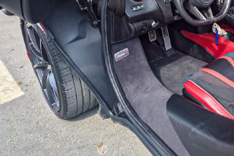 McLaren 720S có tên mã "P14" và chính thức thay thế cho các dòng Super Series thế hệ đầu tiên mang mã "P11" bao gồm các phiên bản 12C, 650S và 675LT. Lúc mới ra mắt, siêu xe 720S đã có hơn 1.500 đơn đặt hàng của các đại gia trên thế giới. Ở thiết kế, siêu xe McLaren 720S mới về Đồng Nai có ngoại hình ấn tượng với đầu xe xuất hiện cụm đèn pha dạng LED và dải đèn LED định vị ban ngày. Hốc đèn pha còn đóng vai trò truyền luồng không khí đến bên sườn xe và phần bên dưới của đầu xe xuất hiện cánh lướt gió chống nâng để giúp siêu xe này vận hành ổn định ở tốc độ cao.