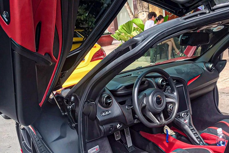 Ngoài ra, một số chiếc mang biển CV hay NG sẽ khiến giá xe McLaren 720S tại Việt Nam chỉ từ 8 tỷ đồng. Tại thị trường quê nhà Anh, siêu xe McLaren 720S có giá khởi điểm chỉ từ 208.600 Bảng Anh, tương đương 5,8 tỷ đồng. Siêu xe McLaren 720S được xem như "kỷ nguyên mới" cho dòng Super Series đến từ Anh quốc, trong đó, dòng Super Series của McLaren "khai mạc" vào năm 2010 với chiếc McLaren 12C và sau 7 năm, hãng xe đến từ Anh quốc chào đón thế hệ thứ 2 của mình bằng chiếc 720S.