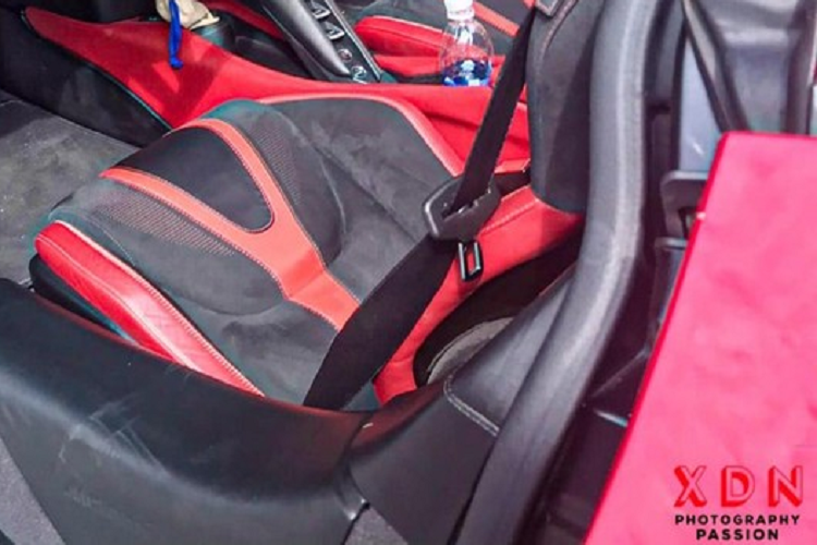 Bên sườn xe là bộ cửa cánh bướm quen thuộc của gia đình McLaren. Cửa cánh bướm không chỉ mang đến tính thẩm mỹ cho xe mà còn giúp cho việc ra vào khoang nội thất của McLaren 720S trở nên dễ dàng hơn và quan trọng mang đến ngoại hình ấn tượng cho mẫu siêu xe Anh quốc. Các chi tiết như khe hốc gió bên hông hay chốt cửa của siêu xe McLaren 720S được giấu trong đường rãnh của cửa cánh bướm khiến ai lần đầu bắt gặp hay mở cửa siêu xe này sẽ lúng túng. Vòng ra phía đuôi xe, McLaren 720S có cụm đèn hậu thiết kế mỏng manh nhất trong gia đình McLaren, tất nhiên hãng siêu xe Anh quốc vẫn trang bị công nghệ LED.