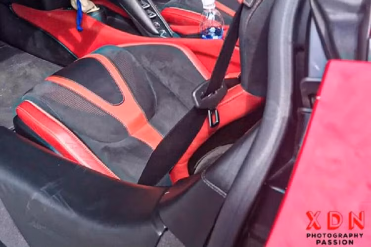 Bên sườn xe là bộ cửa cánh bướm quen thuộc của gia đình McLaren. Cửa cánh bướm không chỉ mang đến tính thẩm mỹ cho xe mà còn giúp cho việc ra vào khoang nội thất của McLaren 720S trở nên dễ dàng hơn và quan trọng mang đến ngoại hình ấn tượng cho mẫu siêu xe Anh quốc. Các chi tiết như khe hốc gió bên hông hay chốt cửa của siêu xe McLaren 720S được giấu trong đường rãnh của cửa cánh bướm khiến ai lần đầu bắt gặp hay mở cửa siêu xe này sẽ lúng túng. Vòng ra phía đuôi xe, McLaren 720S có cụm đèn hậu thiết kế mỏng manh nhất trong gia đình McLaren, tất nhiên hãng siêu xe Anh quốc vẫn trang bị công nghệ LED.