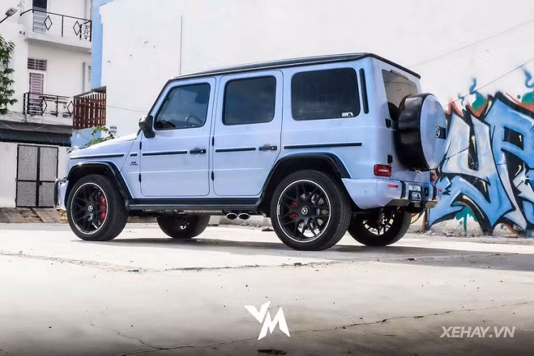 Điểm dễ nhận biết nhất của G63 phiên bản mới so với ‘’người tiền nhiệm’’ là phần đèn pha được tái thiết kế, sử dụng công nghệ LED cùng thanh cản va trước được tinh chỉnh, hốc gió thể thao hơn và lưới tản nhiệt sửa đổi. Bên cạnh đó, Mercedes-AMG G63 Hofele mới còn nổi bật với ngoại hình to lớn và rất hầm hồ kết hợp cùng những đường gấp khoẻ khoắn đặc trưng của dòng G-Class.