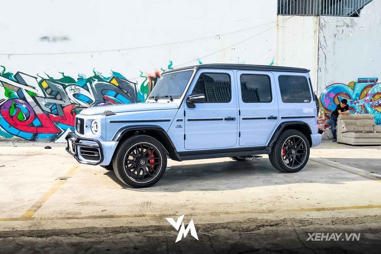 Bên trong khoang nội thất của G63 AMG là sự kết hợp giữa thiết kế cổ điển cứng cáp pha trộn với công nghệ của tương lai. Với 2 màn hình lớn được thiết kế kéo dài giống với E-Class và S-Class. Cửa gió điều hoà được mô phỏng với thiết kế của tua-bin máy bay chiến đấu. Vô lăng 4 chấu kim loại mạ crome, bọc da cao cấp. Màn hình hiển thị thông tin dạng số hoá cho chất luợng hiển thị tối ưu. Trên đỉnh vô lăng có vạch đỏ để nhận biết đây là mẫu xe hiệu suất cao. Logo AMG gắn ở dưới vô lăng.