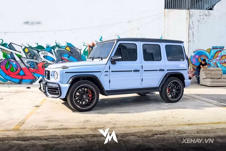 Bên trong khoang nội thất của G63 AMG là sự kết hợp giữa thiết kế cổ điển cứng cáp pha trộn với công nghệ của tương lai. Với 2 màn hình lớn được thiết kế kéo dài giống với E-Class và S-Class. Cửa gió điều hoà được mô phỏng với thiết kế của tua-bin máy bay chiến đấu. Vô lăng 4 chấu kim loại mạ crome, bọc da cao cấp. Màn hình hiển thị thông tin dạng số hoá cho chất luợng hiển thị tối ưu. Trên đỉnh vô lăng có vạch đỏ để nhận biết đây là mẫu xe hiệu suất cao. Logo AMG gắn ở dưới vô lăng.