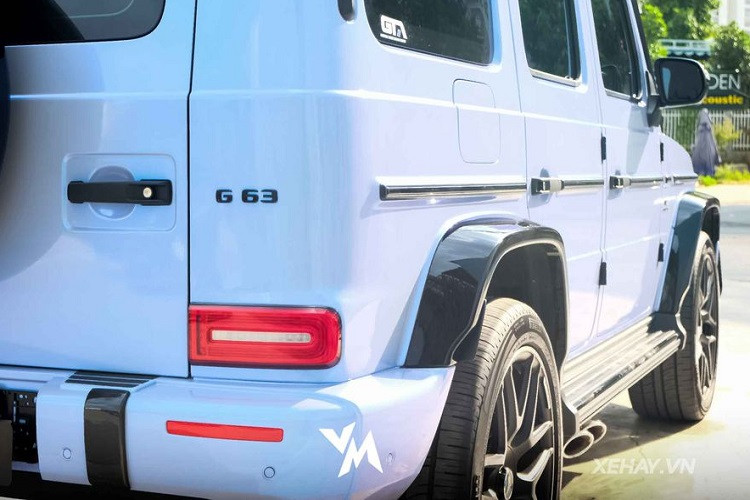 Cụ thể, chiếc Mercedes-AMG G63 trong bài được chủ nhân trang bị thêm gói độ Hofele với phong cách việt dã, bụi bặm và mang chất off-road hơn. Những thay đổi có thể kể tới của bản độ này gồm bổ sung tấm cản va phía trước đầu xe, thêm tấm ốp hộc bánh xe trước/sau và logo mới thay thế cho logo Ngôi sao ba cánh thường thấy... Các chi tiết này đều được sơn một màu đen nhằm tạo điểm nhấn.