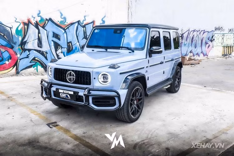 Về trang bị động cơ, Mercedes-AMG G63 sử dụng động cơ V8 4.0L tăng áp kép, cho công suất 577 mã lực và mô-men xoắn 850Nm, kết hợp với hộp số tự động 9 cấp. G63 AMG có thể tăng tốc từ 0-100km/h trong 4,5 giây trước khi đạt tốc độ tối đa 220km/h. Mức giá xe Mercedes-AMG G63 Hofele mới tại Việt Nam khoảng hơn 13 tỷ đồng.