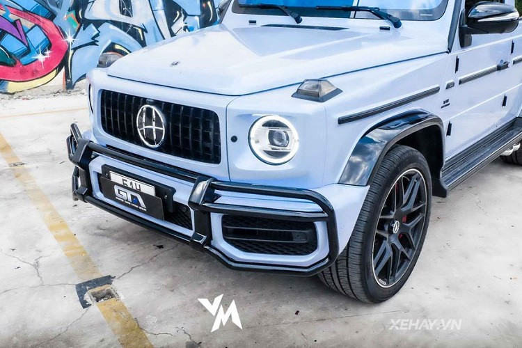 Chưa hết, chiếc Mercedes-AMG G63 này còn được chủ nhân phủ lên "bộ cánh" màu xanh dương nhạt khá đặc biệt. Nếu nhìn thoáng qua, màu sơn này khá giống với sắc xanh China Blue của chiếc G63 do doanh nhân Nguyễn Quốc Cường sở hữu.