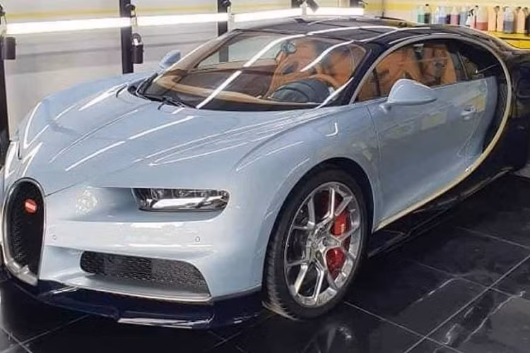 Chiếc siêu xe Bugatti Chiron thứ 3 về nước Campuchia có 2 màu sơn rất đẹp đó là bạc Liquid Silver ở nửa thân trước và nửa thân sau được hoàn thành với màu sơn xanh đậm Atlantic Blue. Ngoài ra còn có nhiều chi tiết mạ crôm sáng bóng.