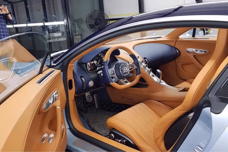 "Ông hoàng tốc độ" Bugatti Chiron đắt tiền được rao bán với nhà giàu Việt Nam được trang bị khối động cơ W16 (với 2 động cơ V8 xếp thành hình chữ W), dung tích 8.0 lít, 4 bộ tăng áp, sản sinh công suất tối đa lên đến 1.500 mã lực và mô-men xoắn cực đại đạt 1.600 Nm.