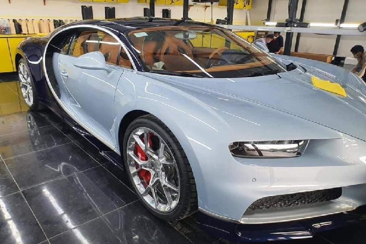 Được biết, người đăng trạng thái rao bán siêu xe Bugatti Chiron thứ 3 tại Campuchia từng mang không ít siêu xe về dải đất hình chữ S để phục vụ các nhà giàu Việt bao gồm luôn chiếc xe hypercar McLaren Senna của ông Hoàng Kim Khánh.