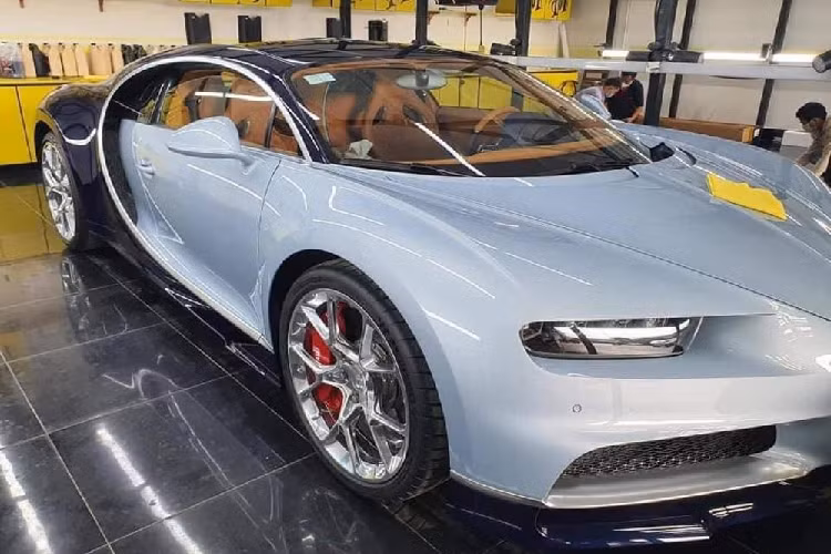 Được biết, người đăng trạng thái rao bán siêu xe Bugatti Chiron thứ 3 tại Campuchia từng mang không ít siêu xe về dải đất hình chữ S để phục vụ các nhà giàu Việt bao gồm luôn chiếc xe hypercar McLaren Senna của ông Hoàng Kim Khánh.