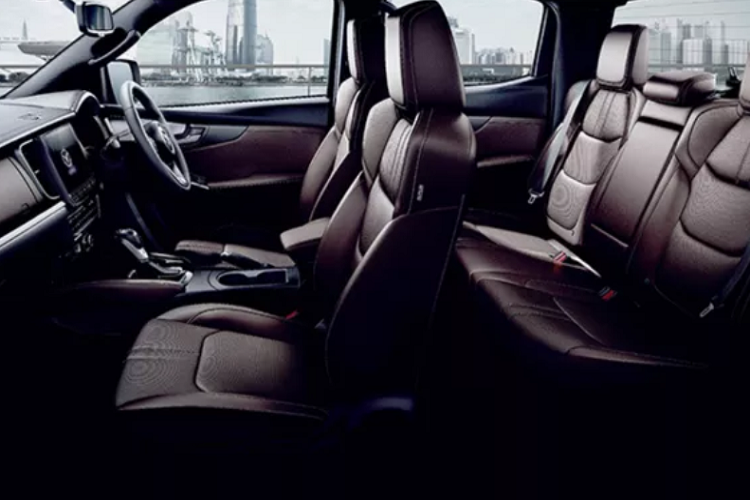 Ở phiên bản máy dầu 3.0L High Plus AT cao cấp nhất, sử dụng bộ mâm hợp kim 18 inch, chức năng khởi động động cơ từ xa. Ghế ngồi bọc da màu Nâu, 8 loa giải trí. Bên cạnh nhiều “đồ chơi” an toàn và hỗ trợ lái đáng kể - hơn cả bản full ở Việt Nam như: Kiểm soát hành trình thích ứng, đèn gầm tự động, cảnh báo chệch làn đường, cảnh báo va chạm phía trước và phanh tự động khẩn cấp.