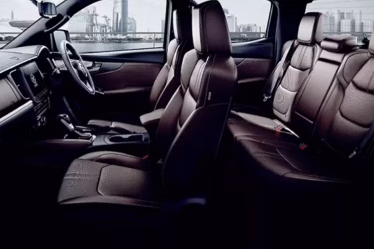 Ở phiên bản máy dầu 3.0L High Plus AT cao cấp nhất, sử dụng bộ mâm hợp kim 18 inch, chức năng khởi động động cơ từ xa. Ghế ngồi bọc da màu Nâu, 8 loa giải trí. Bên cạnh nhiều “đồ chơi” an toàn và hỗ trợ lái đáng kể - hơn cả bản full ở Việt Nam như: Kiểm soát hành trình thích ứng, đèn gầm tự động, cảnh báo chệch làn đường, cảnh báo va chạm phía trước và phanh tự động khẩn cấp.