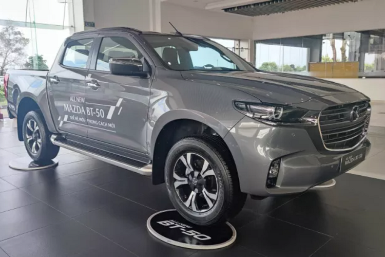 Quay trở lại Việt Nam, Mazda BT-50 thế hệ mới hiện đang là mẫu xe kén khách trong phân khúc bán tải cỡ trung. Lý do số đông khách Việt mua bán tải không chuộng BT-50 thế hệ mới nằm ở thiết kế của mẫu xe này thiếu mạnh mẽ và nam tính. Bên cạnh động cơ dầu 1.9L là lựa chọn duy nhất, mang công suất khiêm tốn hơn nhiều so với động cơ 2.0L biturbo của Ford Range hay động cơ 2.8L của Toyota Hilux.