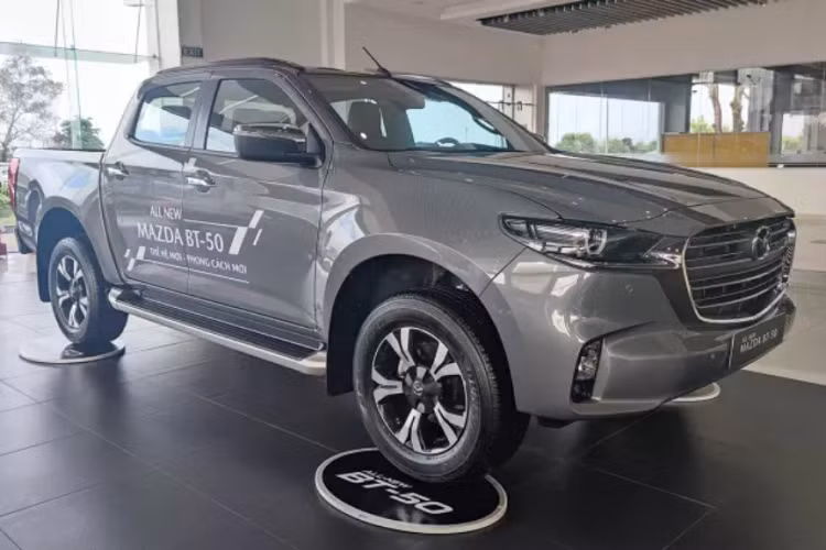 Quay trở lại Việt Nam, Mazda BT-50 thế hệ mới hiện đang là mẫu xe kén khách trong phân khúc bán tải cỡ trung. Lý do số đông khách Việt mua bán tải không chuộng BT-50 thế hệ mới nằm ở thiết kế của mẫu xe này thiếu mạnh mẽ và nam tính. Bên cạnh động cơ dầu 1.9L là lựa chọn duy nhất, mang công suất khiêm tốn hơn nhiều so với động cơ 2.0L biturbo của Ford Range hay động cơ 2.8L của Toyota Hilux.