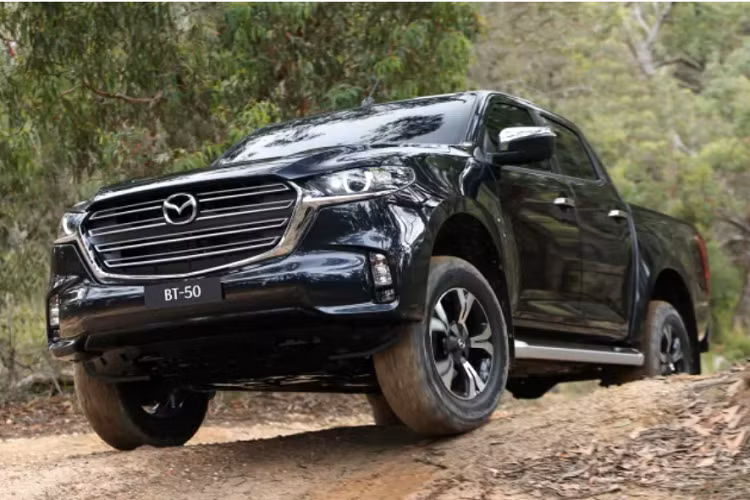 Bên cạnh phiên bản động cơ Dầu 4cyl 1.9L, VGS Turbo (RZ4E-TC; chia sẻ với Isuzu D-Max) cho công suất tối đa 150 mã lực tại 3.600 vòng/phút, mô-men xoắn cực đại 350 Nm ở tốc độ 1.800 - 2.600 vòng/phút. Phiên bản máy Dầu 4cyl 3.0L, VGS Turbo của Mazda BT-50 2022 mang công suất mạnh mẽ hơn động cơ 1.9L.