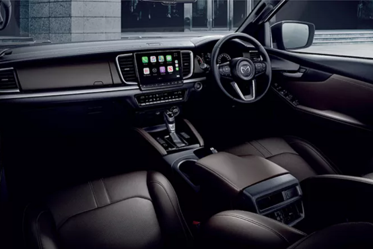 Về trang bị, phiên bản 1.9L MT cabin đơn đi kèm với mâm thép 16 inch, đèn pha LED và đèn sương mù phía trước, gạt mưa tự động, màn hình cụm đồng hồ đơn sắc 3,5 inch, trang bị 2 loa, điều hòa chỉnh tay, ghế chỉnh tay, bọc vải, nút xoay chuyển cầu (4WD), khóa vi sai cầu sau, 2 túi khí, cân bằng điện tử ESC, kiểm soát lực kéo, hỗ trợ khởi hành ngang dốc, loạt phanh ABS, EBD.