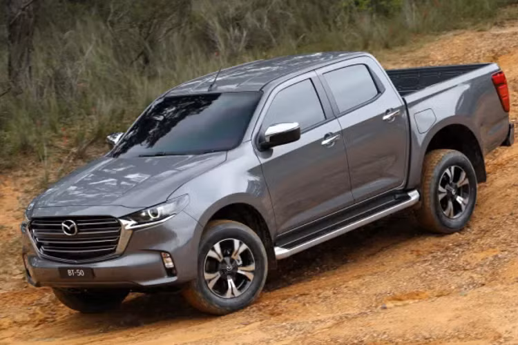Để kéo khách, hiện tại Mazda Việt Nam đang ưu đãi “bao” trọn 100% lệ phí trước bạ cho khách mua xe BT-50. Theo đó, Mazda BT-50 hiện đang là mẫu bán tải nhập khẩu duy nhất trong phân khúc có ưu đãi 100% lệ phí trước bạ.