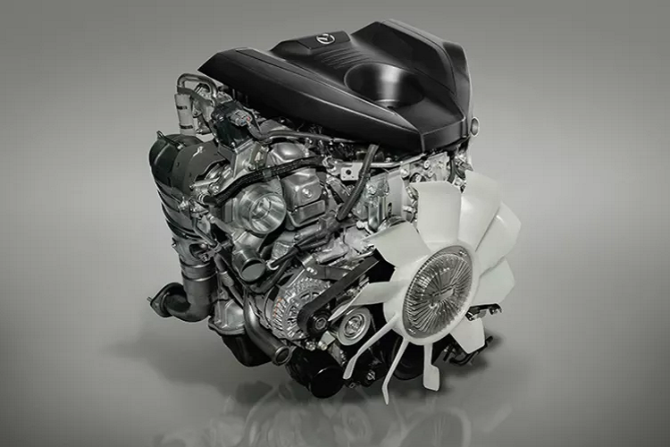 Động cơ Dầu 3.0L này sử dụng công nghệ phun nhiên liệu trực tiếp DOHC Commonrail, tăng áp turbo VGS, giải nhiệt khí nạp Intercooler, cho công suất tối đa 190 mã lực tại 3.600 vòng/phút, mô-men xoắn cực đại 450 Nm tại 1.600 - 2.600 vòng/phút. Cả hai phiên bản đều sử dụng kết hợp với hộp số sàn hoặc tự động 6 cấp (tùy phiên bản), đi cùng với hệ dẫn động 1 cầu (4x2) và 2 cầu (4x4) với khoá vi sai cầu sau.