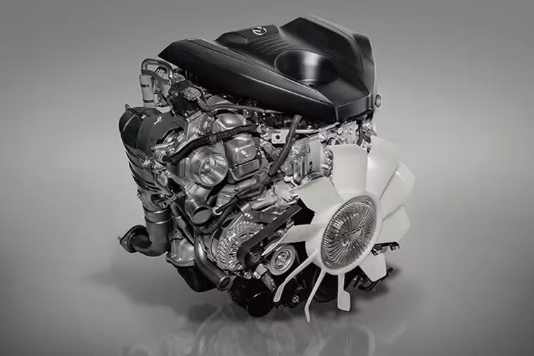 Động cơ Dầu 3.0L này sử dụng công nghệ phun nhiên liệu trực tiếp DOHC Commonrail, tăng áp turbo VGS, giải nhiệt khí nạp Intercooler, cho công suất tối đa 190 mã lực tại 3.600 vòng/phút, mô-men xoắn cực đại 450 Nm tại 1.600 - 2.600 vòng/phút. Cả hai phiên bản đều sử dụng kết hợp với hộp số sàn hoặc tự động 6 cấp (tùy phiên bản), đi cùng với hệ dẫn động 1 cầu (4x2) và 2 cầu (4x4) với khoá vi sai cầu sau.