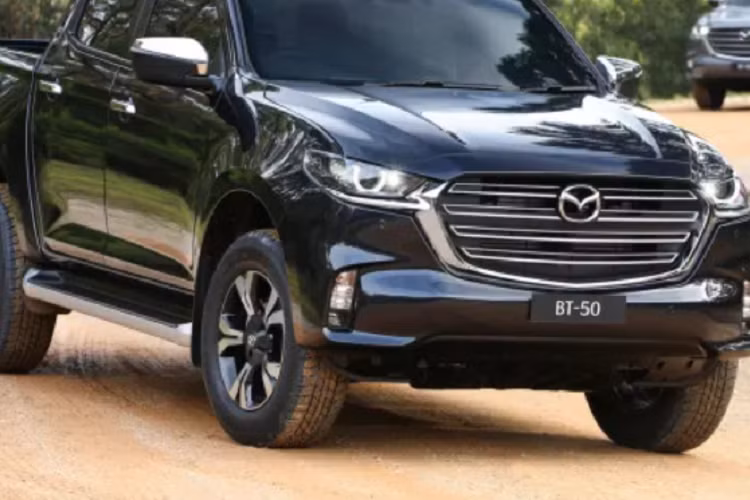 Theo Paultan, Mazda BT-50 2022 tại Malaysia được phân phối tổng cộng 5 phiên bản, nhập khẩu từ Thái Lan bao gồm: 1.9L MT cabin đơn, bên cạnh 4 phiên bản cabin đôi gồm 1.9L Mid MT, 1.9L Mid AT, 1.9L High AT và bản cao nhất là 3.0L High Plus AT. Trong đó, phiên bản BT-50 1.9L High AT sẽ có giá 124.179 RM (677 triệu đồng), trong khi bản 3.0L High Plus AT cao cấp nhất có giá 143.218 RM (781 triệu đồng).