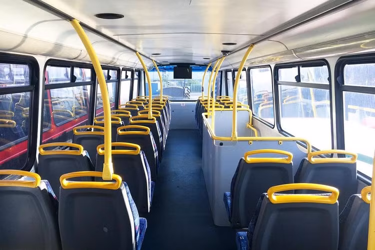 Theo My Journal, cặp đôi này đã tìm thấy một chiếc xe buýt hai tầng cũ không còn được sử dụng và mua nó với giá 3.500 USD (khoảng 80 triệu đồng). Được biết, vì không muốn tiêu tiền vào một căn hộ cho thuê nên họ đã sáng tạo ra ý tưởng này.