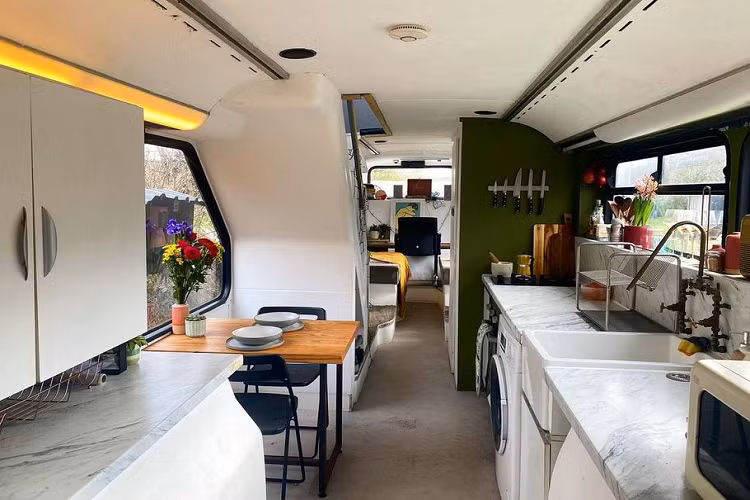 Nhìn từ bên ngoài, “ngôi nhà” vẫn giống như một chiếc xe buýt hai tầng cổ điển ở London. Nhưng khi bước vào bên trong, chúng ta sẽ cảm thấy bất ngờ bởi một không gian đầy đủ nội thất, tiện nghi như một ngôi nhà sang trọng.