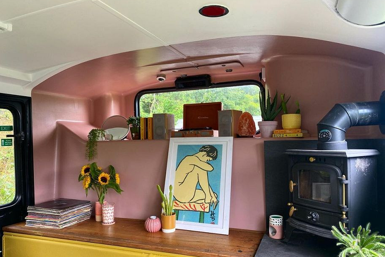 Về thiết kế, không gian tầng 1 của xe buýt là nơi đặt nhà bếp, bàn ăn, lò vi sóng, máy giặt,… . Thậm chí, để đảm bảo độ an toàn cho khu vực nhà bếp, cặp đôi này còn lắp đặt thêm cả một hệ thống báo cháy ở trên trần xe