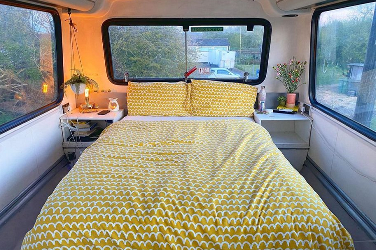 Ngôi nhà xe buýt đặc biệt này được thiết kế thiết kế thông suốt, không có vách ngăn, thêm vào đó toàn bộ sàn được thiết kế mở, tạo nên một không gian sinh hoạt rộng rãi, tiện ích hơn rất nhiều cho chủ nhân. Tầng hai của chiếc xe bao gồm phòng ngủ, phòng tắm và phòng thay đồ. Thêm vào đó là một bồn tắm sang trọng với kích thước rất “vừa vặn” với không gian của chiếc xe buýt.