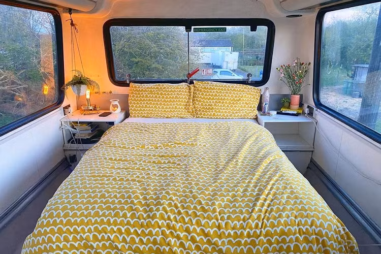 Ngôi nhà xe buýt đặc biệt này được thiết kế thiết kế thông suốt, không có vách ngăn, thêm vào đó toàn bộ sàn được thiết kế mở, tạo nên một không gian sinh hoạt rộng rãi, tiện ích hơn rất nhiều cho chủ nhân. Tầng hai của chiếc xe bao gồm phòng ngủ, phòng tắm và phòng thay đồ. Thêm vào đó là một bồn tắm sang trọng với kích thước rất “vừa vặn” với không gian của chiếc xe buýt.