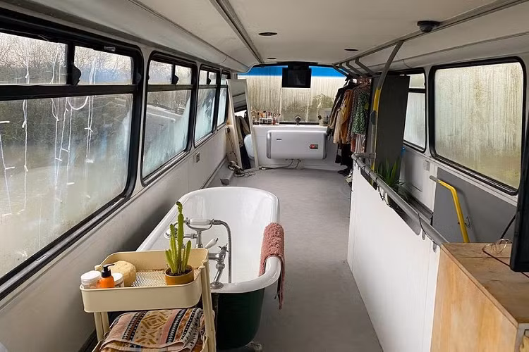 Di chuyển xuống phía đuôi xe sẽ là không gian của phòng khách với lối thiết kế tối giản và giàu tính nghệ thuật.