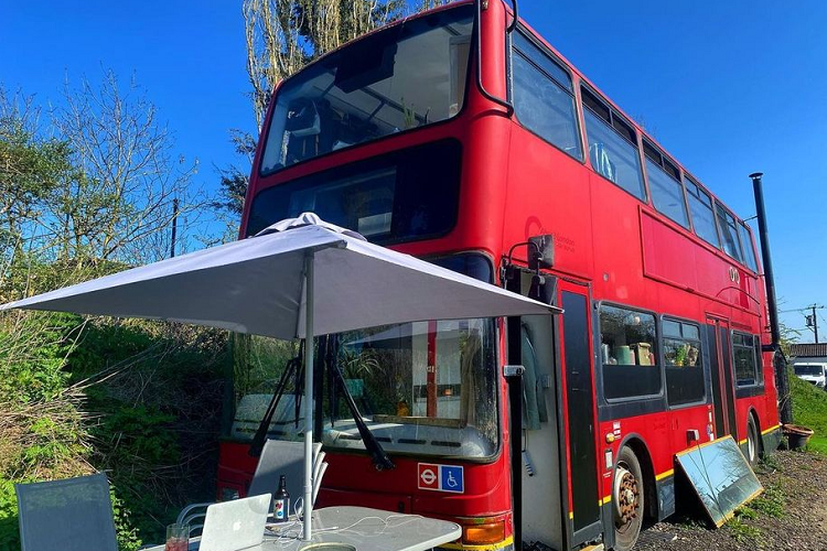 Chưa hết, cặp vợ chồng này còn “đầu tư” đặt làm riêng đồ decor nội thất cho phù hợp với không gian của chiếc xe cũng như phong cách của “ngôi nhà”. Đặc biệt, hệ thống điện, nước và gas của chiếc xe buýt cũng được kết nối với mạng lưới tiêu chuẩn như những ngôi nhà bình thường.