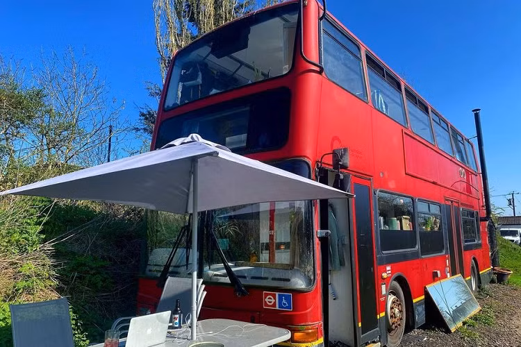 Chưa hết, cặp vợ chồng này còn “đầu tư” đặt làm riêng đồ decor nội thất cho phù hợp với không gian của chiếc xe cũng như phong cách của “ngôi nhà”. Đặc biệt, hệ thống điện, nước và gas của chiếc xe buýt cũng được kết nối với mạng lưới tiêu chuẩn như những ngôi nhà bình thường.