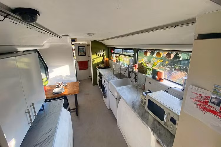 “Ngôi nhà” di động này được “xây dựng” trên một chiếc xe buýt Volvo cũ. Cặp vợ chồng đã chi khoảng 21.000 USD (khoảng 477 triệu đồng) để thiết kế, trang trí và biến nó thành một ngôi nhà ở thực thụ.