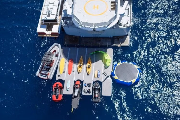 Gần đây, Senses đã được tân trang lại và trở thành con thuyền tốn kém nhất ở Whangarei, New Zealand. Giám đốc của Tập đoàn Hàng hải Tích hợp, đơn vị xử lý việc sửa sang lại cho Senses cho biết đây là lần tân trang lớn nhất và ấn tượng nhất trong năm 2021. Siêu du thuyền đã được sơn và đánh vecni từ trong ra ngoài, thêm vào đó là hai cabin mới cho thủy thủ và một phòng trưng bày mới.