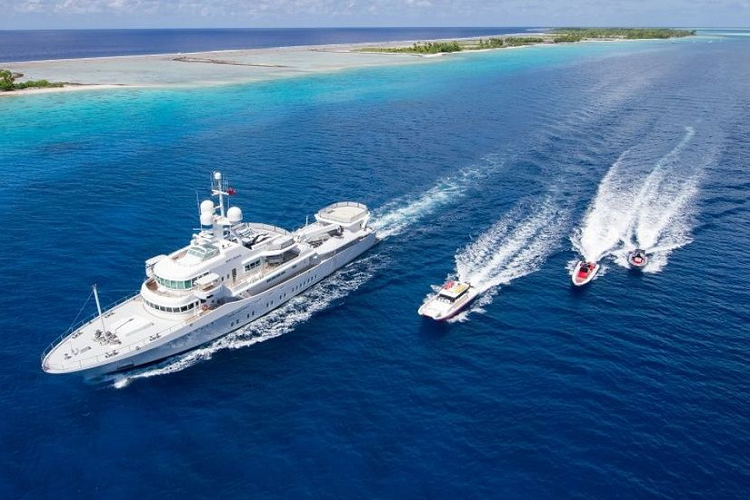 Đặc biệt, Senses rất thích hợp cho những kỳ nghỉ dưỡng bởi nó cung cấp cho hành khách rất nhiều đồ chơi dưới nước ấn tượng như: ván trượt phản lực, ván lướt sóng, ván chèo, thuyền kayak và thiết bị lặn. Những trang bị này đủ để phục vụ tối đa 12 hành khách. Ngoài ra, siêu du thuyền Senses còn có một câu lạc bộ biển với bể sục Jacuzzi và ghế tắm nắng, khu vực ăn uống cả trong và ngoài trời, phòng tập thể dục với giường massage, bãi đỗ trực thăng.