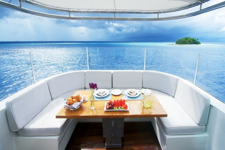 Senses được hoàn thiện bằng vỏ thép và cấu trúc thượng tầng bằng hợp kim thép-nhôm, do đó không gian trên tàu lớn hơn và ổn định hơn khi neo. Siêu du thuyền được trang bị động cơ Deutz đôi với thùng nhiên liệu 147.600 lít.