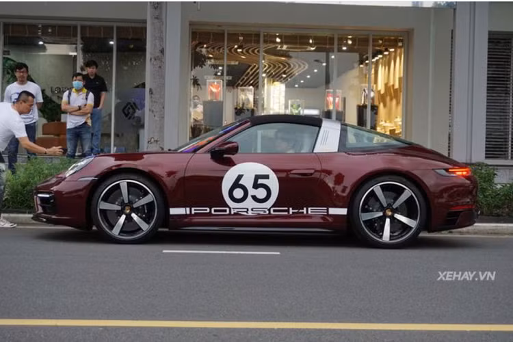 Tương tự như chiếc Porsche 911 Targa 4S Heritage Design số hiệu 921 đang "định cư" ở Hà Nội, chiếc trong bài cũng có bộ mâm xe độc quyền Carrera Exclusive Design có kích thước 20 inch ở bánh trước và 21 inch ở bánh sau, đi kèm kẹp phanh màu đen. Trên thân xe có số 65 cỡ lớn.