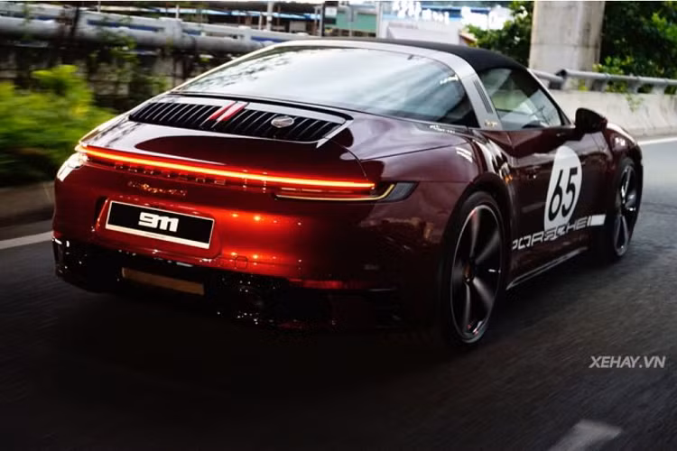 Về trang bị, siêu xe Porsche 911 Targa 4S bản Heritage Design cũng sở hữu rất nhiều công nghệ hiện đại như đèn pha LED, hệ thống treo chủ động PASM, kiểm soát độ ổn định PSM giúp xe tăng độ bám đường khi vào cua gấp...