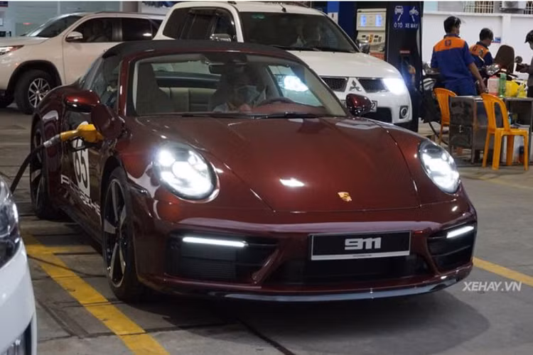 Xe có thiết kế mui gồm hai phần, phần mui mềm ở phía trước có thời gian đóng/mở trong vòng 15 giây, phần vòm kính phía sau có khả năng đóng/ mở trong vòng vài giây nhằm tạo ra không gian chứa phần mui mềm phía trước, Porsche 911 Targa 4S hoàn toàn chinh phục những người đối diện ngay từ cái nhìn đầu tiên.