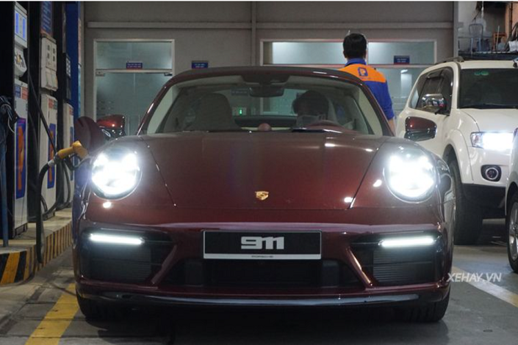 Ở bên trong, nội thất xe được hoàn thiện trong chất liệu da hai tông màu độc đáo là đỏ Bordeaux phối cùng da màu be Atacama. Để tái hiện xu hướng thời trang của những thập niên 50, Porsche còn dùng vải nhung kẻ (corduroy) cho ghế ngồi và viền cửa, đi kèm với đó là mui mềm làm từ sợi Microtex (microfiber) và một loạt các chi tiết nội thất bọc da đều được thiết kế độc quyền bởi nhà máy Exclusive Manufaktur.