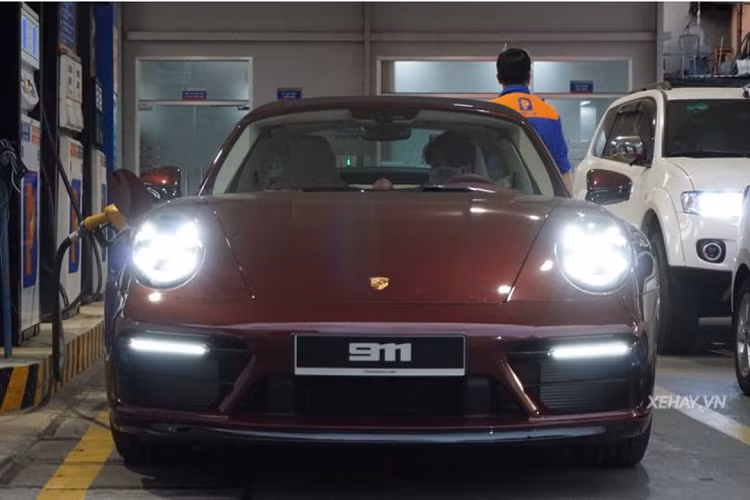 Ở bên trong, nội thất xe được hoàn thiện trong chất liệu da hai tông màu độc đáo là đỏ Bordeaux phối cùng da màu be Atacama. Để tái hiện xu hướng thời trang của những thập niên 50, Porsche còn dùng vải nhung kẻ (corduroy) cho ghế ngồi và viền cửa, đi kèm với đó là mui mềm làm từ sợi Microtex (microfiber) và một loạt các chi tiết nội thất bọc da đều được thiết kế độc quyền bởi nhà máy Exclusive Manufaktur.