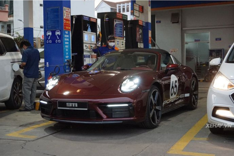 Tại Việt Nam, giá xe Porsche 911 Targa 4S Heritage Design được ra mắt vào cuối tháng 5/2021 và có giá bán niêm yết 11,6 tỷ đồng.