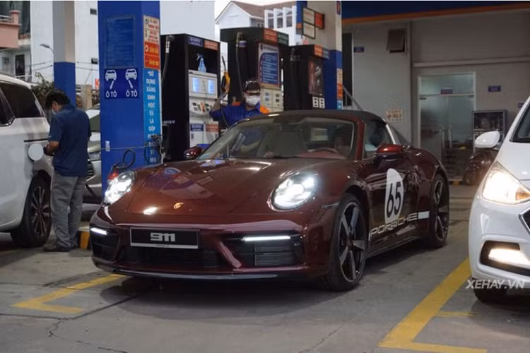 Tại Việt Nam, giá xe Porsche 911 Targa 4S Heritage Design được ra mắt vào cuối tháng 5/2021 và có giá bán niêm yết 11,6 tỷ đồng.