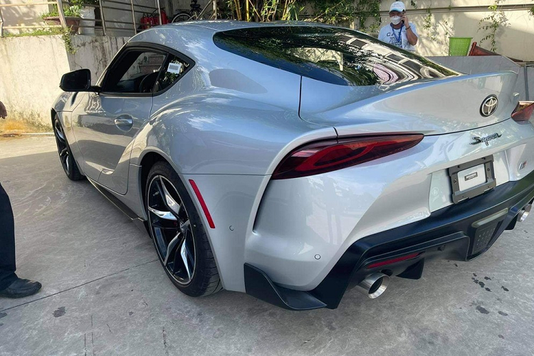 Thiết kế ngoại thất của Toyota GR Supra đã được nâng lên 1 tầm cao mới với điểm nhấn là đèn pha và đèn hậu LED cá tính, xe có thêm cánh lướt gió trước cớ lớn hầm hồ, ngoài ra là tùy chọn la-zăng cá tính. Các kích thước của Toyota GR Supra bao gồm dài 4.380 mm, rộng 1.865 mm, cao 1.295 mm và chiều dài cơ sở 2.470 mm.
