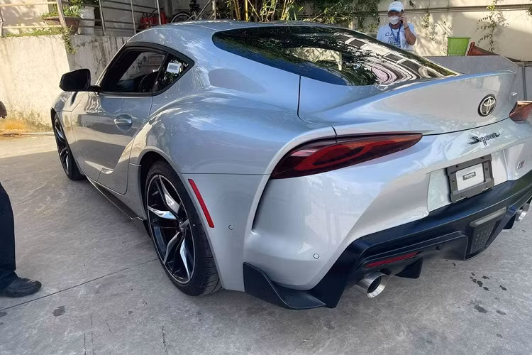 Thiết kế ngoại thất của Toyota GR Supra đã được nâng lên 1 tầm cao mới với điểm nhấn là đèn pha và đèn hậu LED cá tính, xe có thêm cánh lướt gió trước cớ lớn hầm hồ, ngoài ra là tùy chọn la-zăng cá tính. Các kích thước của Toyota GR Supra bao gồm dài 4.380 mm, rộng 1.865 mm, cao 1.295 mm và chiều dài cơ sở 2.470 mm.