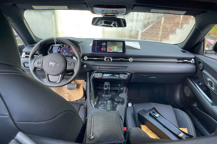 Ngoài ra, Toyota GR Supra thế hệ mới còn có tích hợp những trang bị tiêu chuẩn như gương chiếu hậu chống chói, mở cửa không cần chìa khóa, camera lùi, điều hòa tự động 2 vùng, mở cửa gara, gạt nước tự động, gương ngoại thất gập chỉnh điện và vô lăng bọc da.