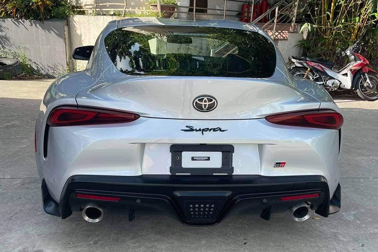 Toyota GR Supra có công suất 335 mã lực, tương đương xe BMW Z4 M40i 2019 dành cho các thị trường trên thế giới ngoại trừ Mỹ. Bên trong khoang lái của xe dễ dàng nhận thấy nó được vay mượn một số thiết kế từ xe BMW ở nút bấm và cần số hay hệ thống iDrive với núm xoay trên cụm điều khiển trung tâm là đặc trưng của hãng xe sang đến từ Đức. Màn hình cảm ứng 8,8 inch do xe thuộc bản Premium.