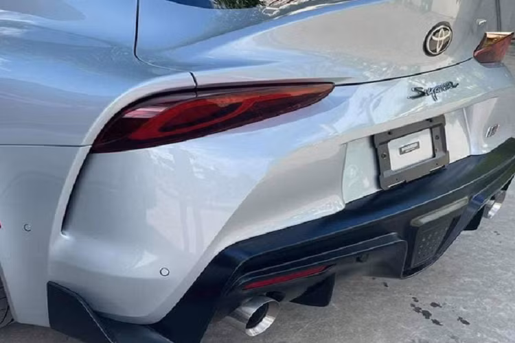 Nội công của xe Toyota GR Supra 2021 được truyền tới cầu sau thông qua hộp số tự động 8 cấp có tích hợp lẫy chuyển số trên vô lăng, nhờ đó, mẫu xe thể thao này có thể dễ dàng tăng tốc từ vị trí xuất phát lên 96 km/h trong thời gian khoảng 4,1 giây trước khi đạt vận tốc tối đa bị giới hạn 250 km/h.